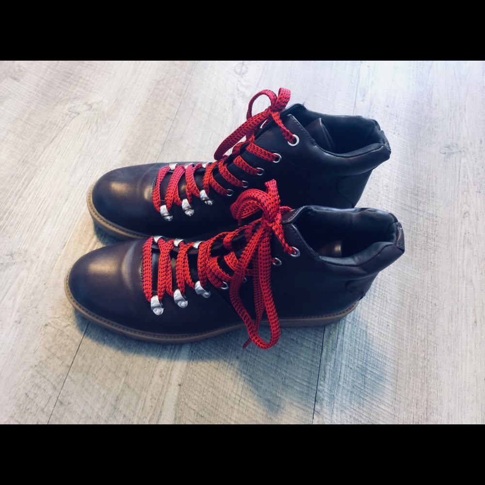 Wild fable boots with red laces